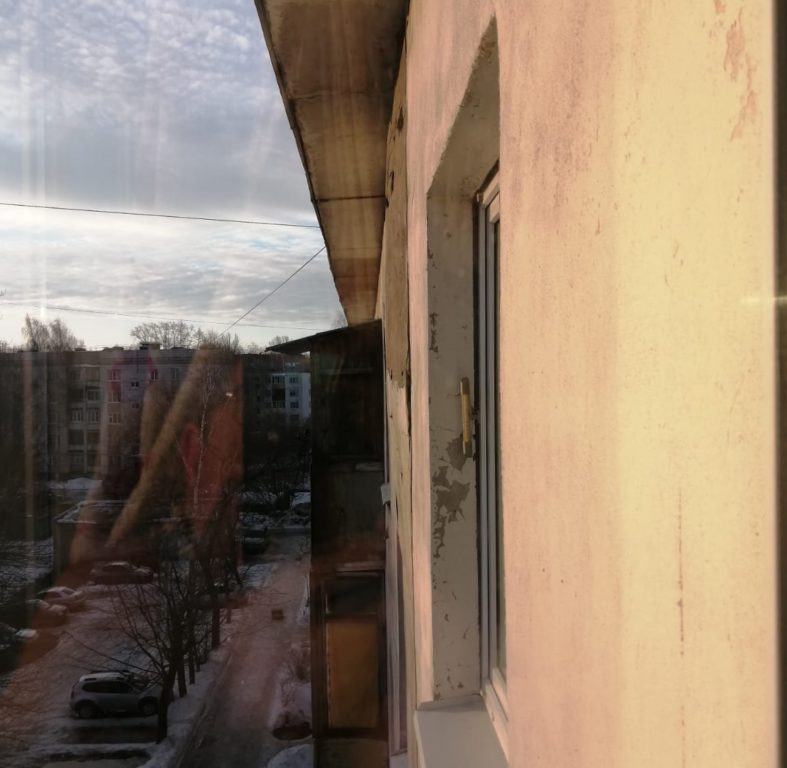 В Костроме жителям дома на улице Козуева угрожает осыпающаяся со стен штукатурка