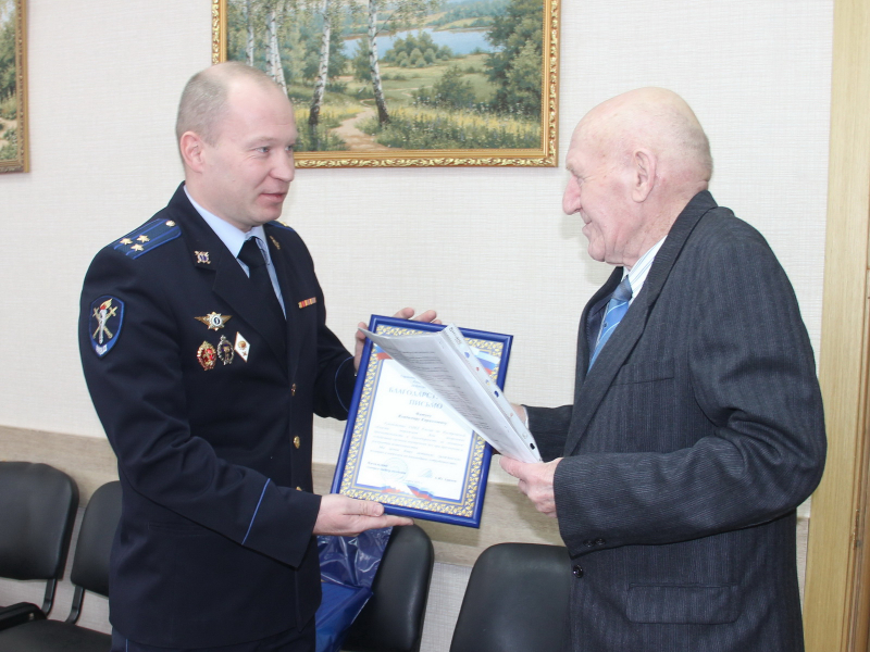 Бдительного пенсионера из Костромы наградили за помощь правоохранителям в поимке афериста