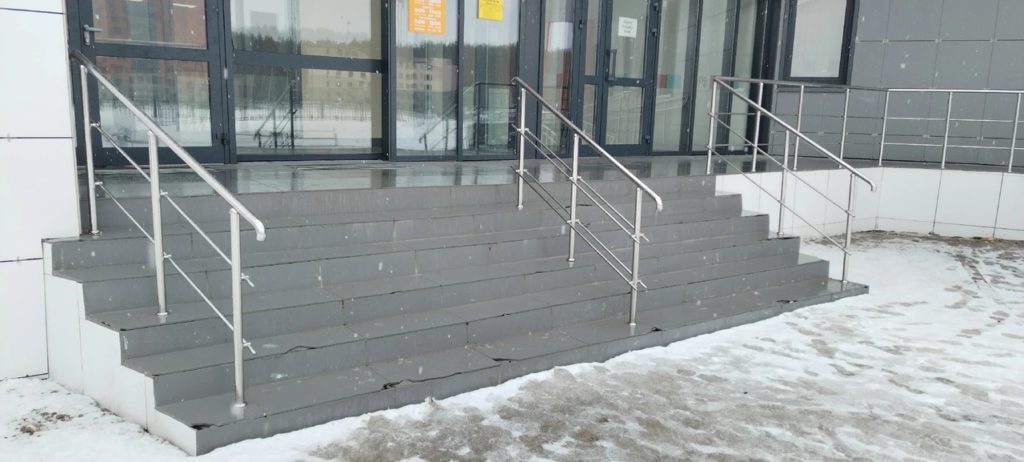 На лестнице в новой детской поликлинике в Костроме уже отваливается плитка