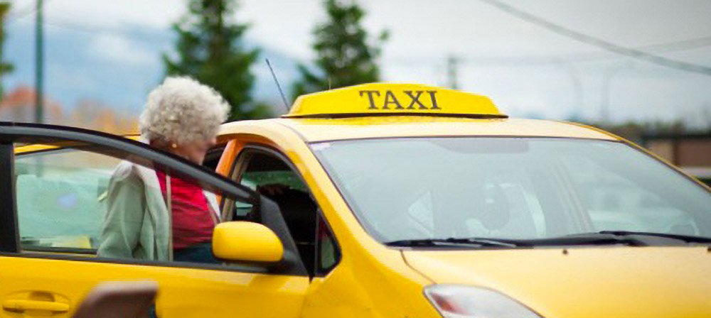 Повезло, так повезло: в Костроме неравнодушный таксист помог пенсионерке спасти свои сбережения (ВИДЕО)