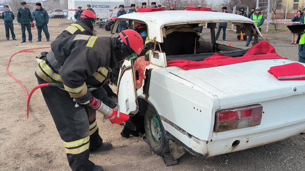 В Костроме будут на скорость вытаскивать пострадавших из покореженной машины