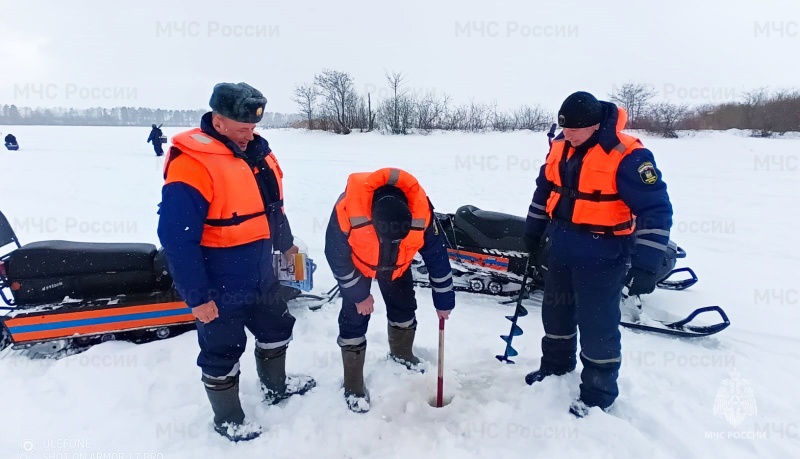 ГИМС предупреждает костромских рыбаков о коварном льде