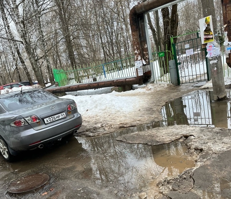 В Костроме дети ходят в детский сад по лужам из канализации