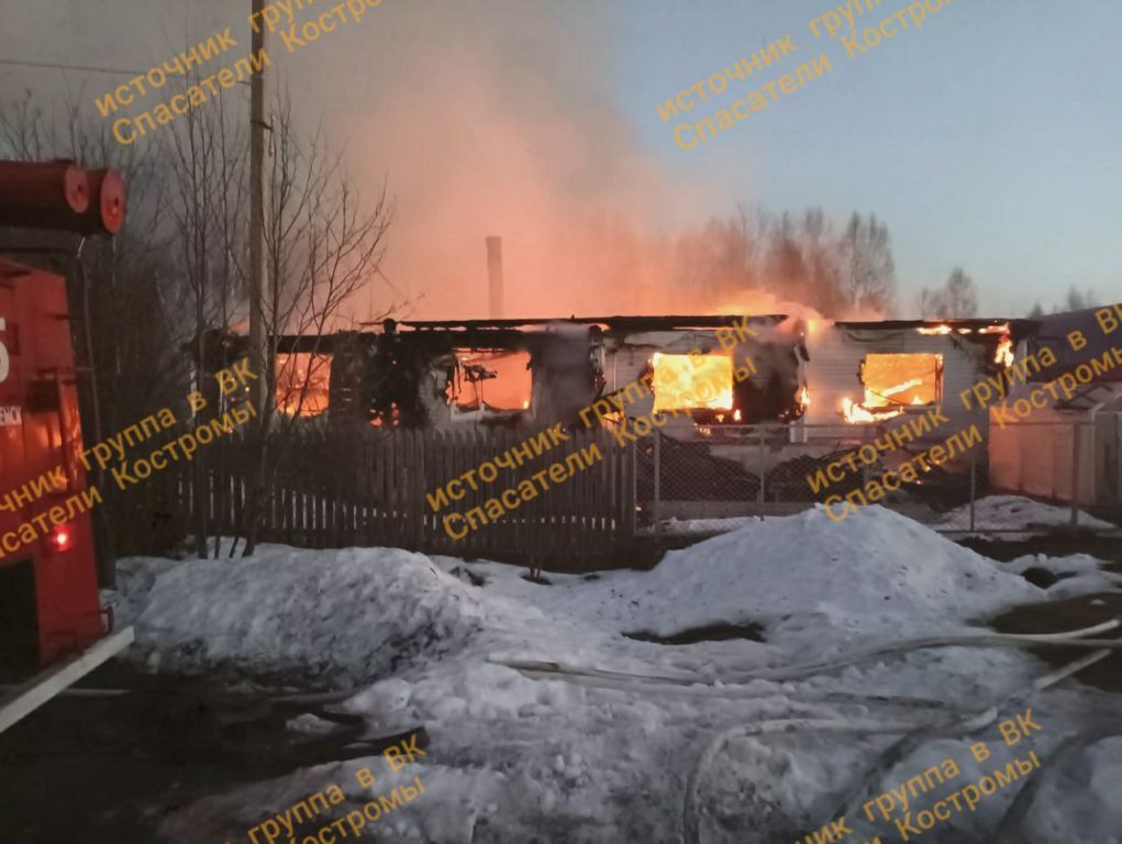 В Костромской области огонь уничтожил двухквартирный дом и едва не погубил одного из жителей