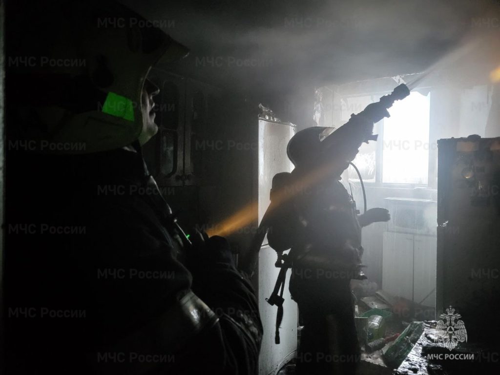 Костромские пожарные спасли четырех человек из горящего общежития