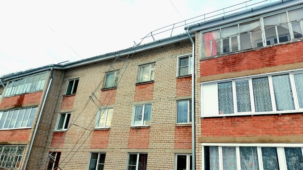 Свисающие с крыши металлические ограждения угрожают жителям костромской многоэтажки