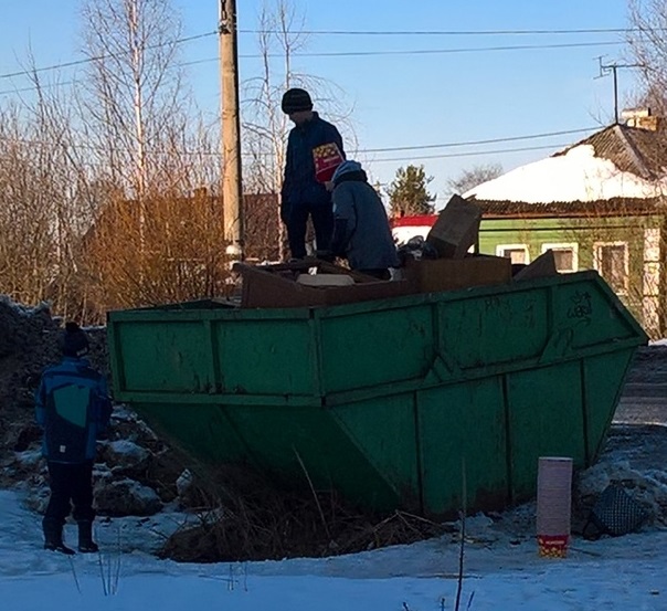 В Костромской области дети играют прямо на помойке