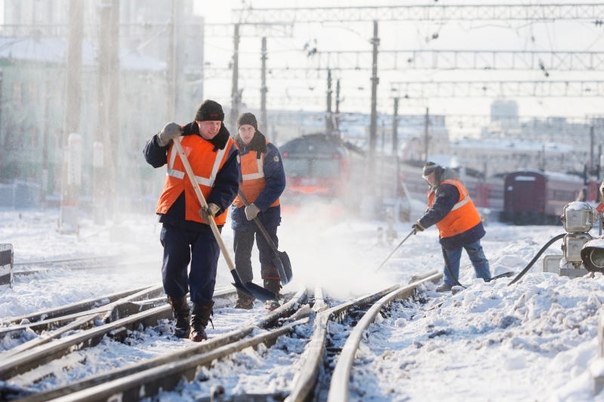 Железнодорожные пути в Костромской области замело снегом в феврале