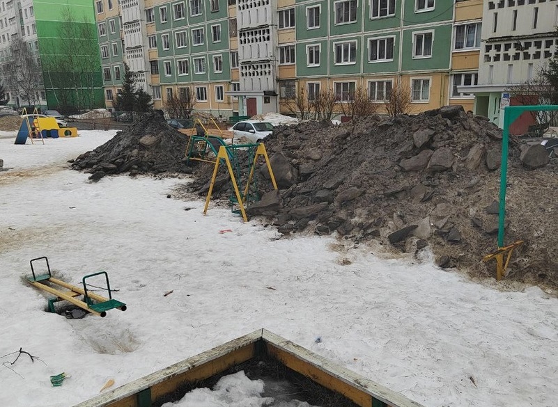 В Костроме управляющая компания завалила глыбами льда  детскую площадку
