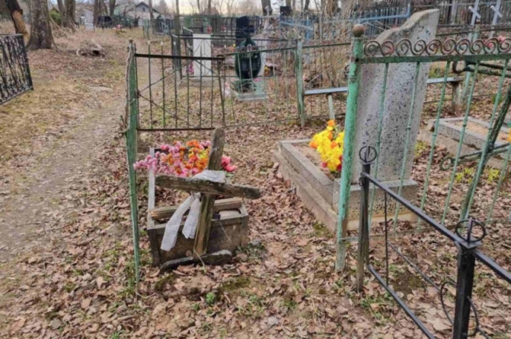 С кладбища в Костромской области воруют памятники и ограды