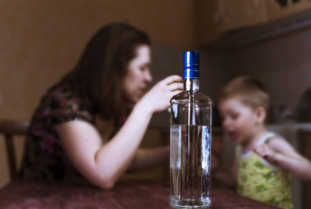 Жители костромской деревни просят органы опеки отнять у пьющих родителей малолетнего ребенка