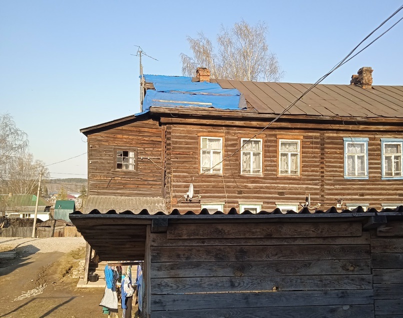 В поселке под Костромой люди год живут в доме, крышу которого сорвало ураганом
