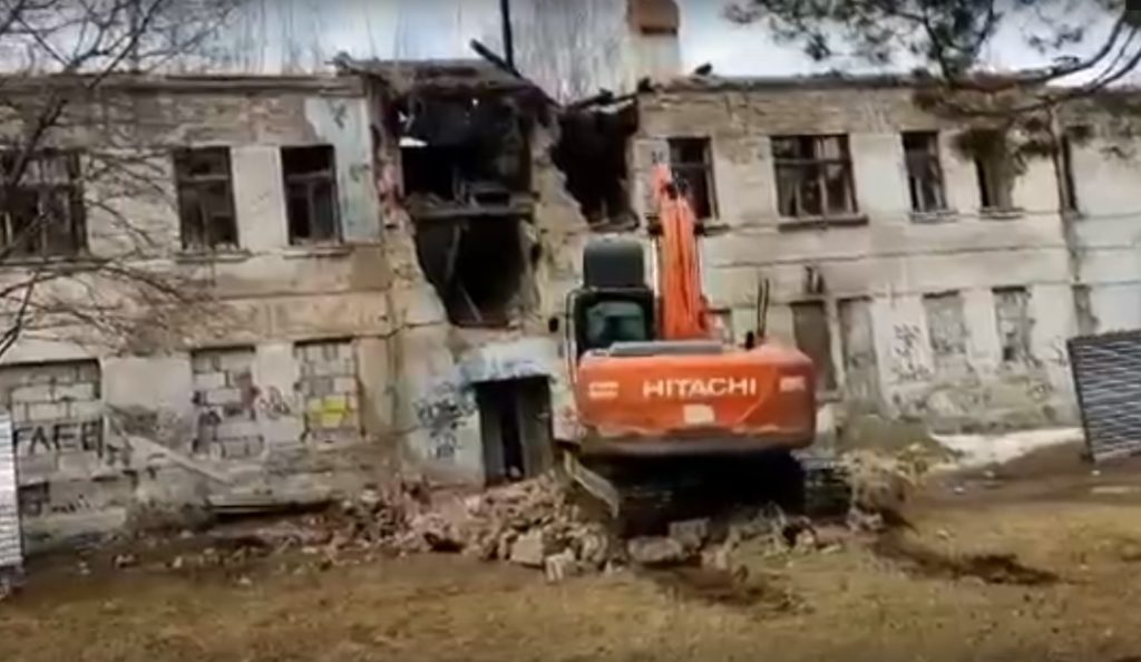 В Костроме наконец-то сносят аварийное здание бывшего детского сада в самом сердце Березовой рощи (ВИДЕО)