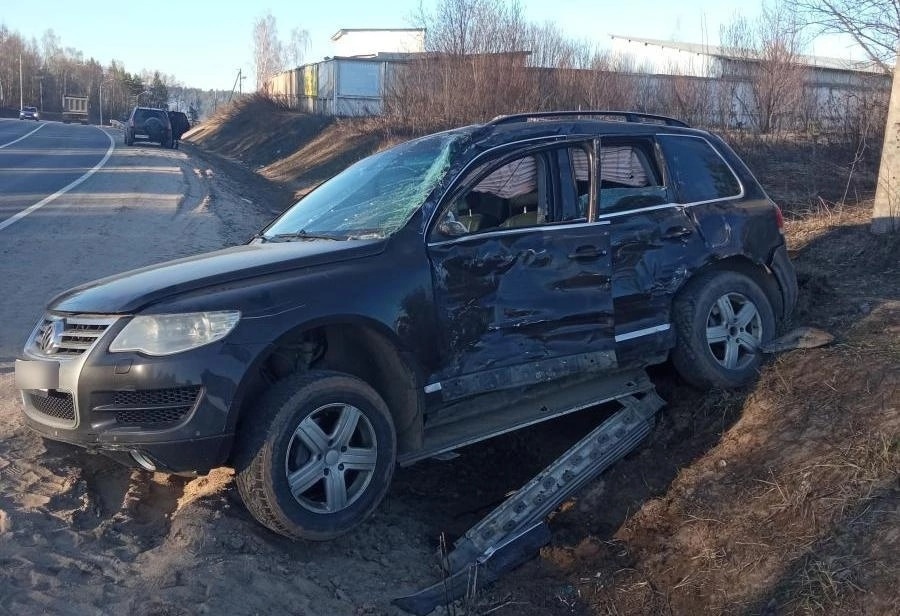 Фура протаранила иномарку на трассе в Костромской области