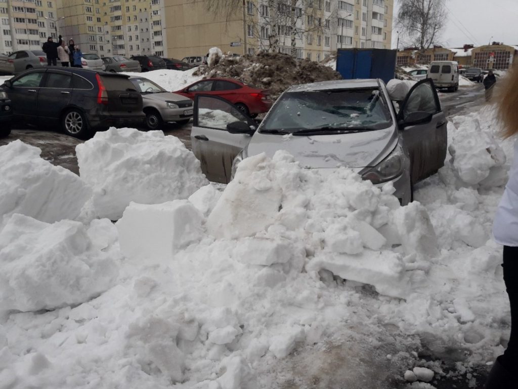 Костромич получил почти 200 тысяч рублей компенсации за рухнувшую с крыши глыбу льда