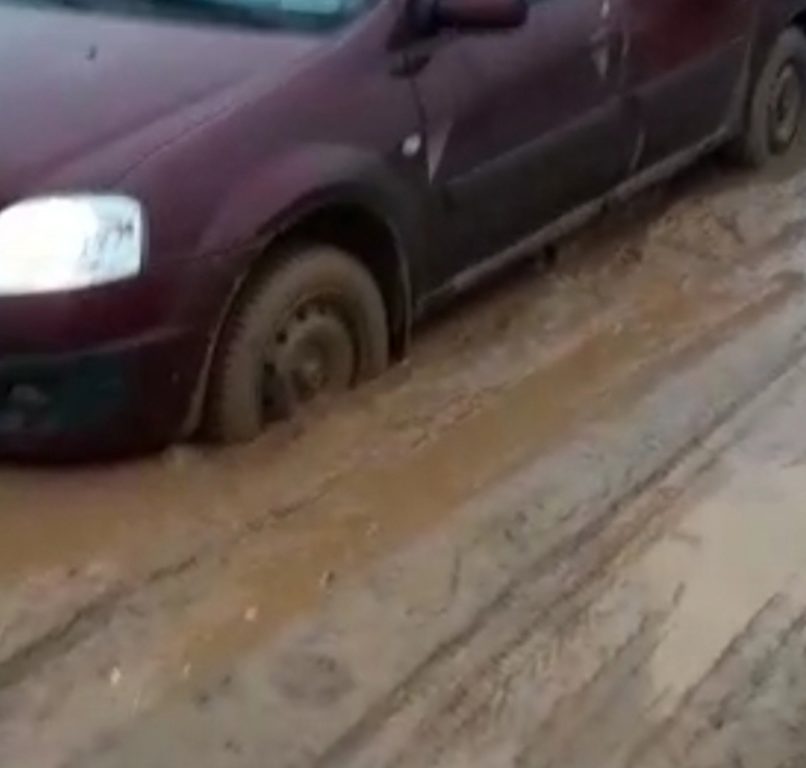«Здесь асфальт никогда не положат»: на дороге под Костромой машины годами вязнут в грязи
