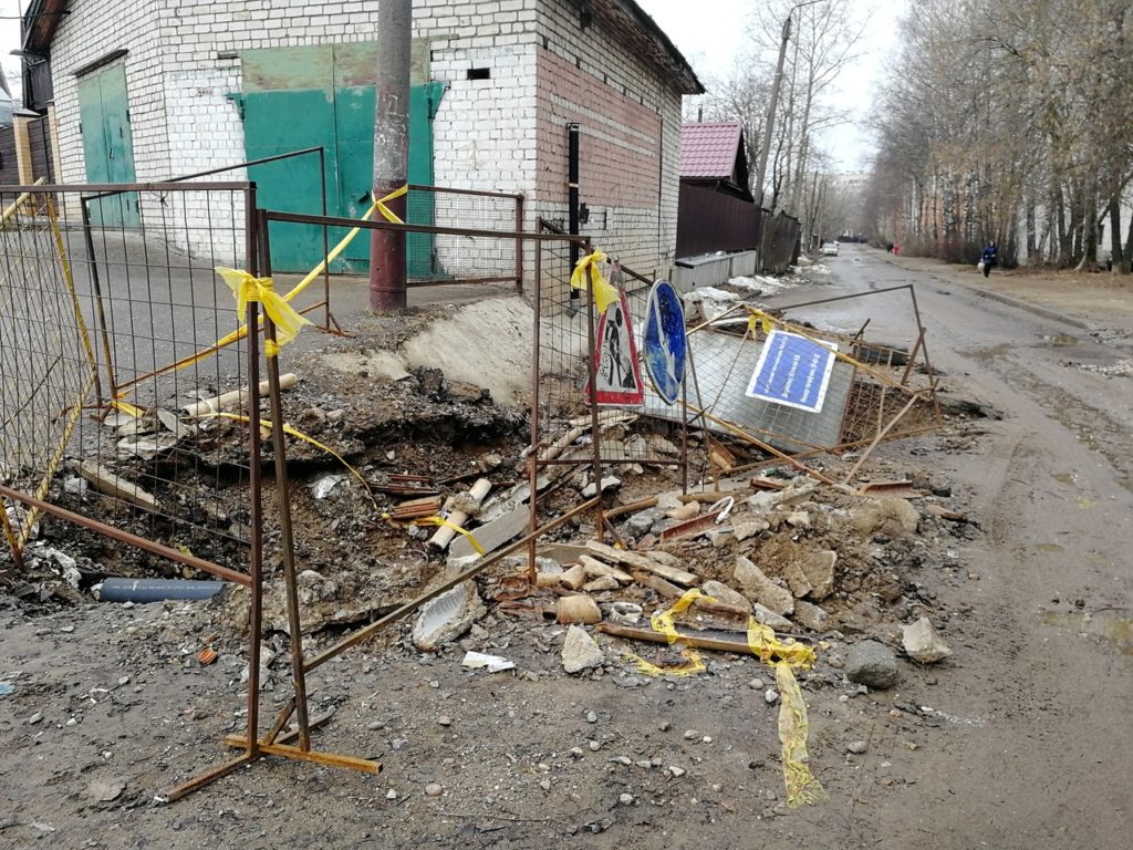 Годовой раскоп на сетях в Костроме превратился в свалку (ФОТО)