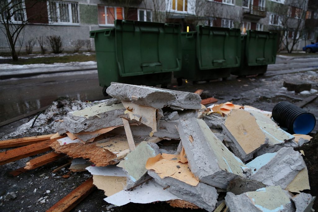 В Костроме из-под снега оттаяли горы мусора