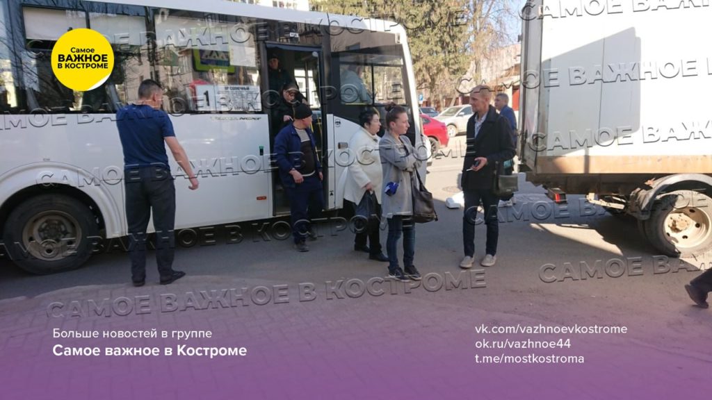 Пассажирский автобус врезался в газель в самом центре Костромы