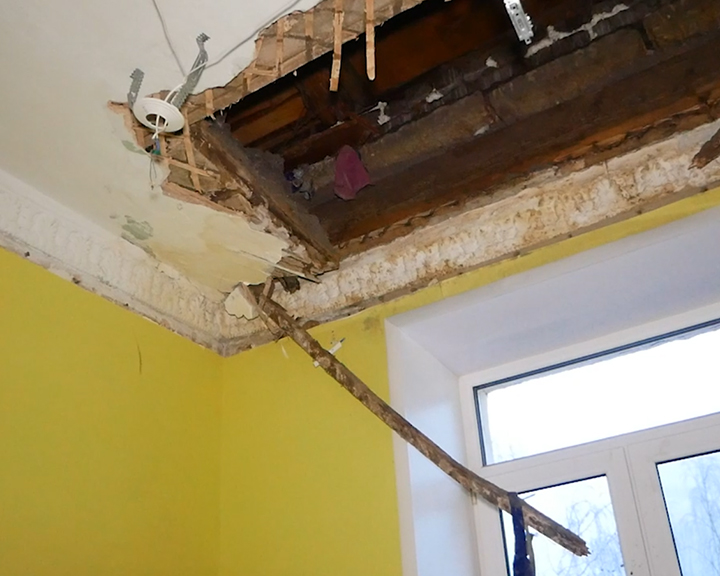 ЧП в Костроме: на улице Советской в одной из квартир рухнул потолок