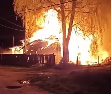 Пожар в частном доме под Костромой едва не унес жизнь двоих человек (ВИДЕО)