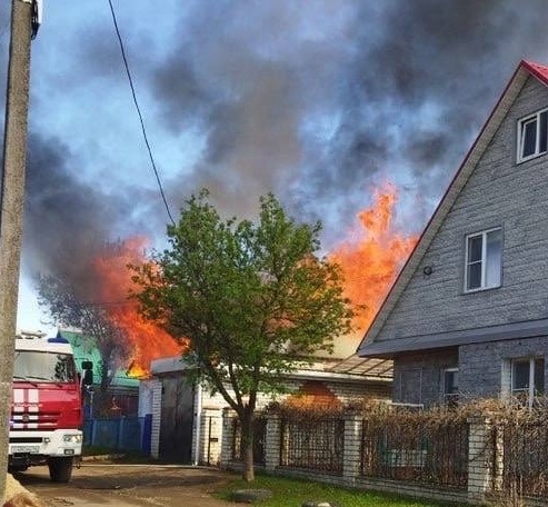 Пожар полностью уничтожил частный жилой дом в Костроме (ВИДЕО)