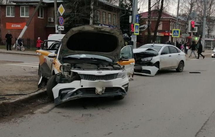 В центре Костромы покорежило два автомобиля