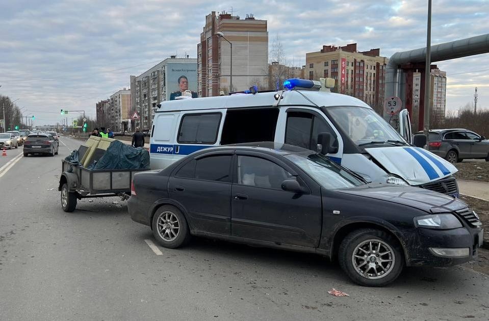 В Костроме легковушка столкнулась с полицейской машиной