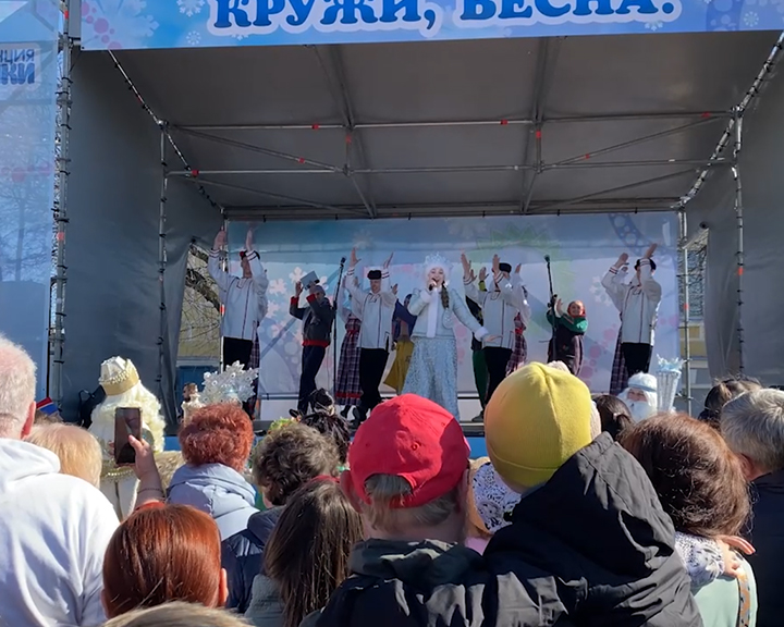 Российская Снегурочка со сказочной свитой отметила День рождения в Костроме