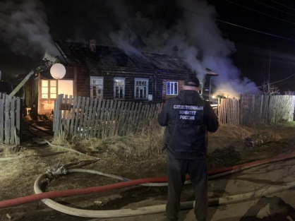 Следователи устанавливают обстоятельства гибели пенсионера при пожаре в Костромской области