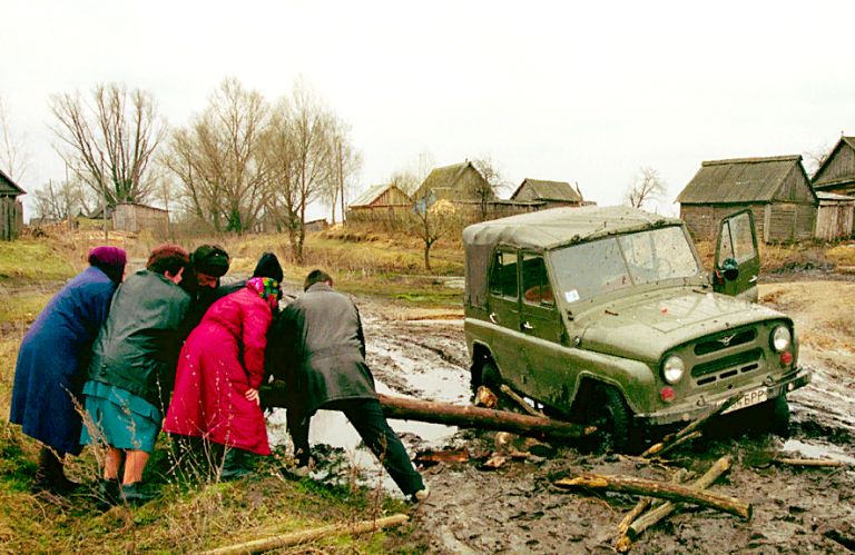 Испытания весной: улицы двух костромских райцентров утонули в грязи (ФОТО)