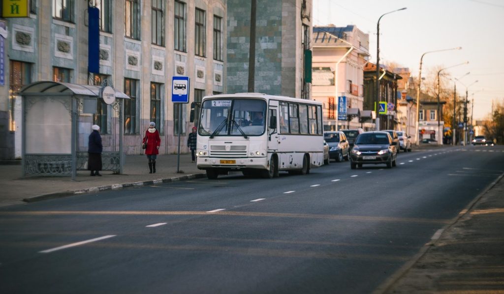 Костромские водители не только выгоняют детей из автобусов, но еще и травмируют