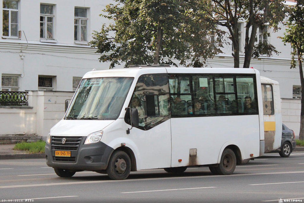 В Костроме пассажирский автобус сбил столб (ВИДЕО)