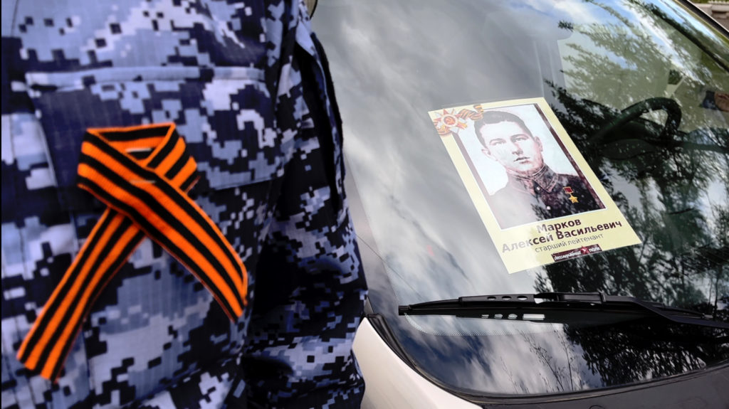 По Костроме начали ездить машины с портретами ветеранов