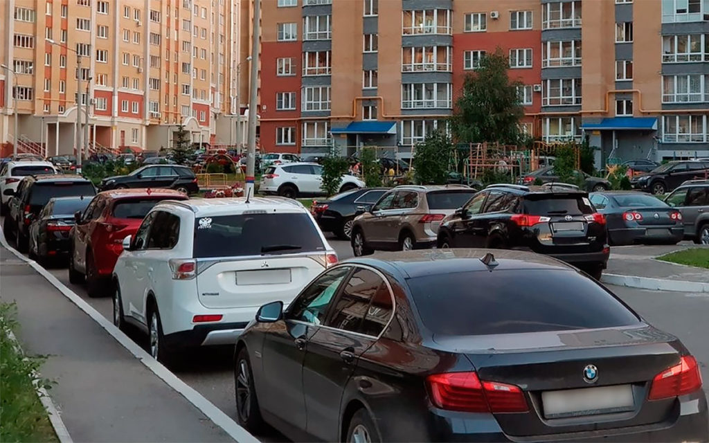 Костромским водителям стоит быть аккуратнее при парковке авто во дворах