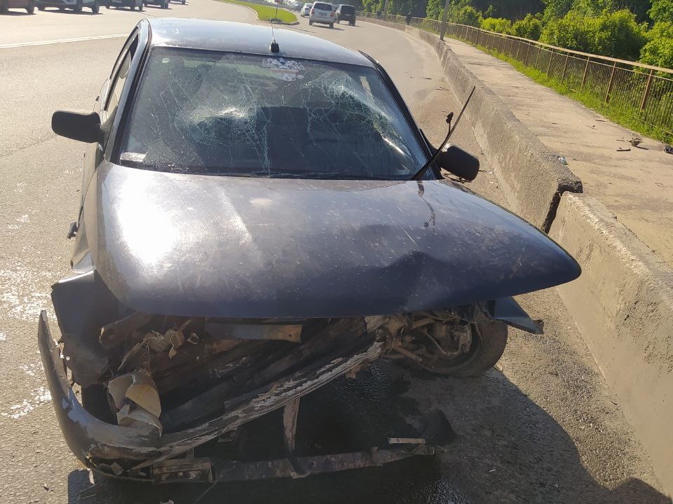 В Костроме молодой водитель устроил аварию с участием бордюра