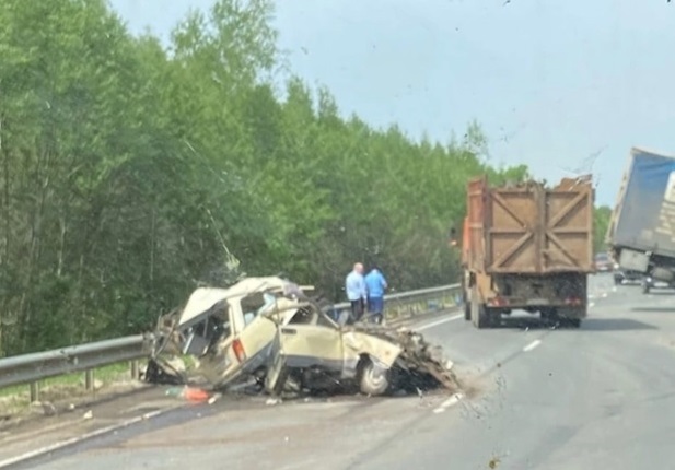Под Костромой водитель легковушки погиб при столкновении с грузовиком