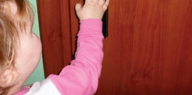 В Костроме спасатели помогли родителям попасть в квартиру к маленьким детям