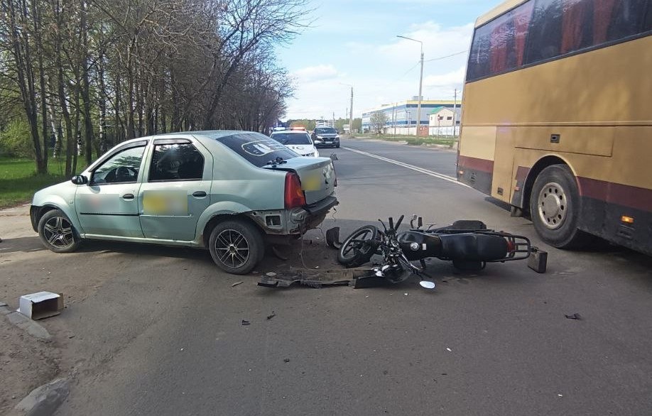 В Костроме водитель иномарки сбил 20-летнюю девушку на мопеде