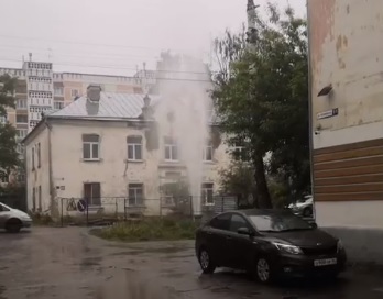 Фонтан кипятка несколько часов хлестал в самом центре Костромы (ВИДЕО)
