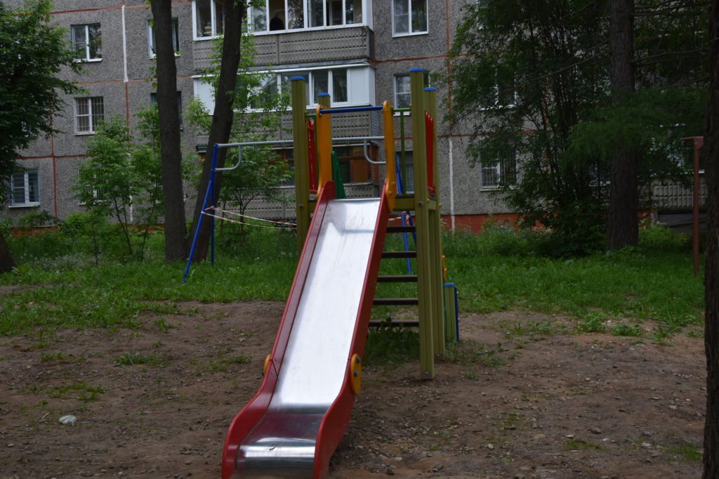 Опасное игровое оборудование нашли на детских площадках в Костроме