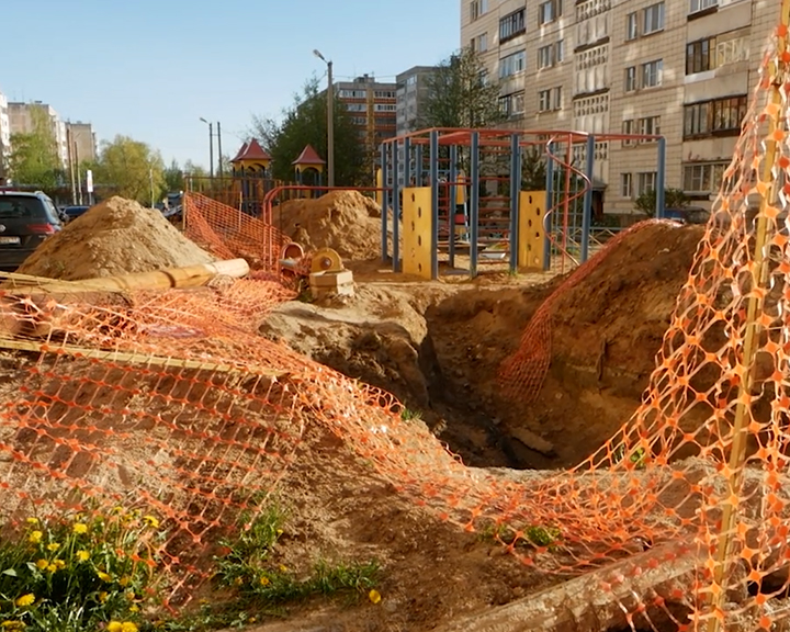 Детская площадка с риском для жизни: жители двора в Костроме остались без песочницы и качелей