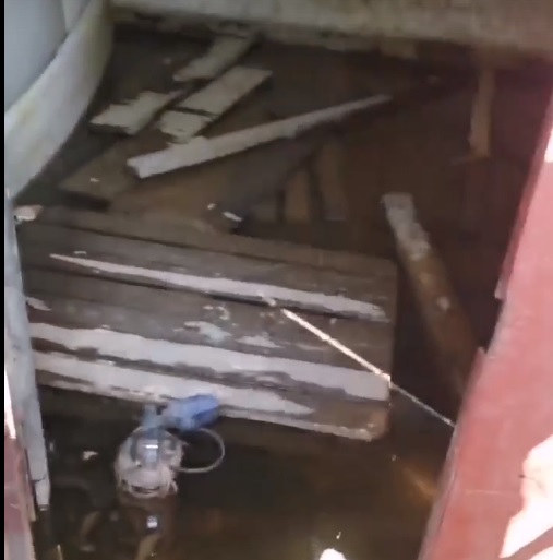 “Когда все это кончится?”: в Костроме подвал многоэтажки больше месяца топит водой (ВИДЕО)