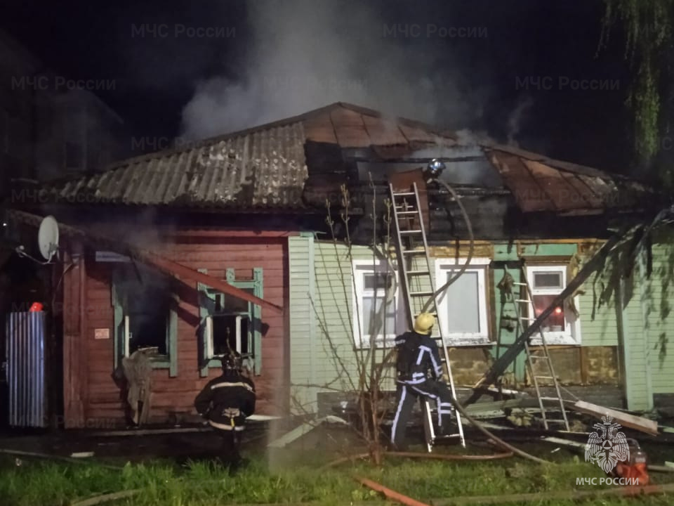 В Костроме пожарные почти четыре часа боролись с возгоранием в жилом доме
