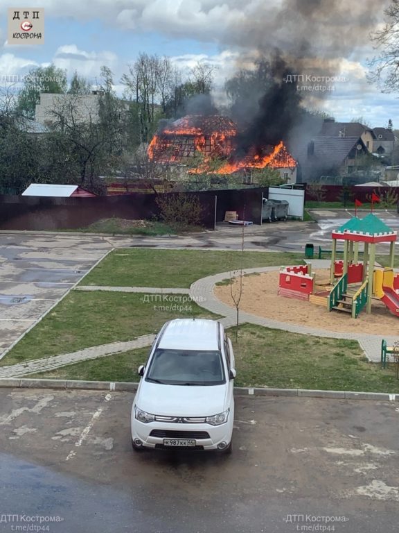 Пожар в жилом доме тушат в Заволжском районе Костромы