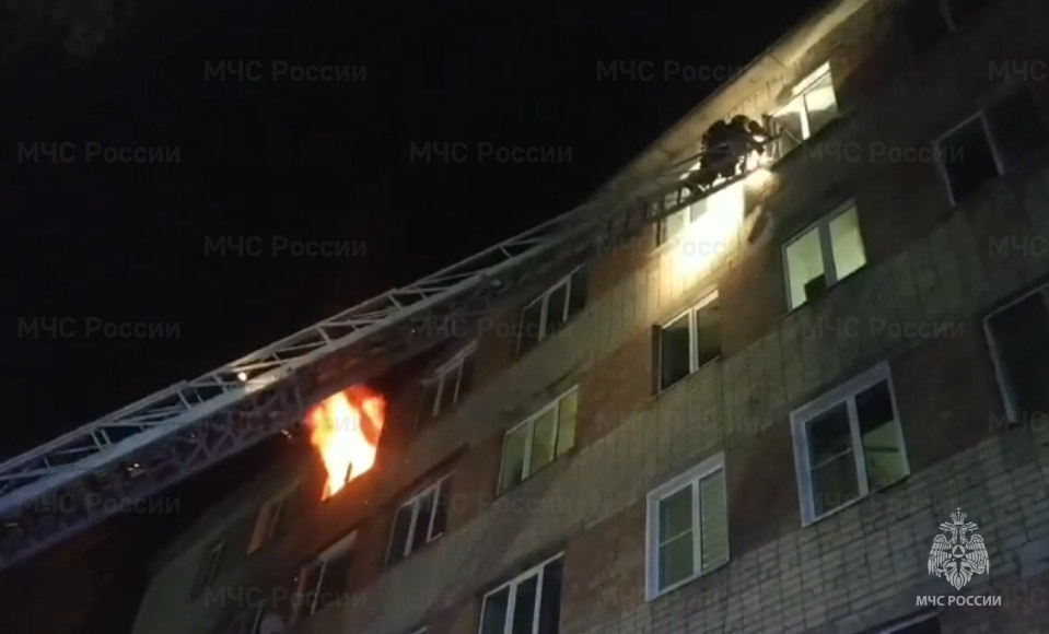40 жителей общежития пришлось экстренно эвакуировать во время пожара в Костроме (ВИДЕО)