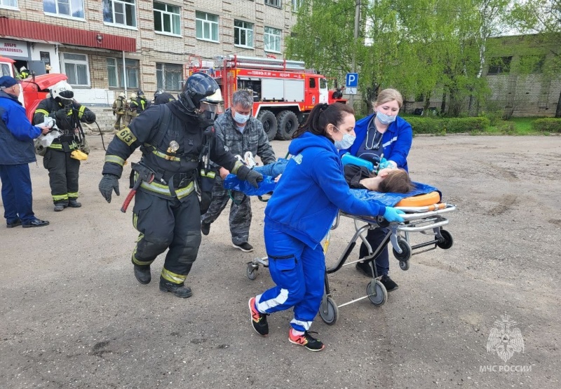 Пожарные вынесли на руках 7 студентов медицинского колледжа (ФОТО)