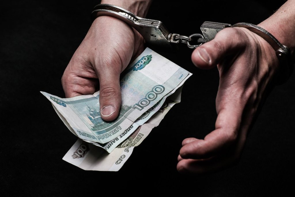 Бывшего костромского госавтоинспектора осудили на 3 года за взяточничество