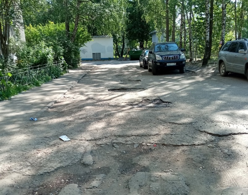 Двор с разбитыми вдрызг дорогами нашли в Костроме