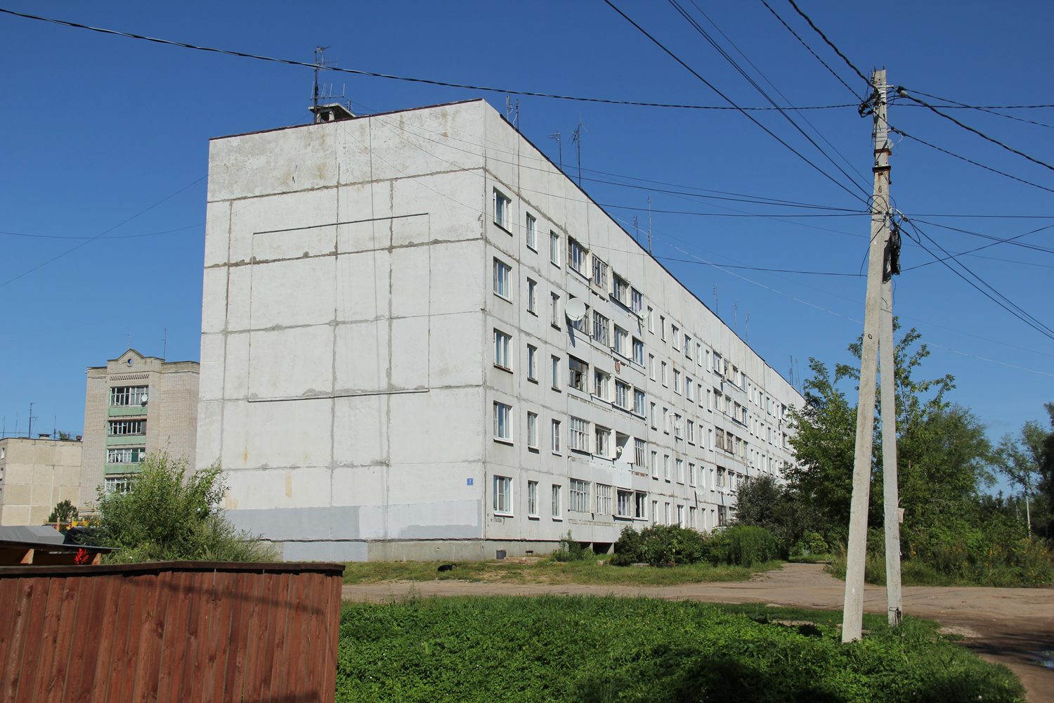 5-этажка может превратиться в аварийное жилье из-за неправильно уложенного асфальта в Костромской области (ВИДЕО)